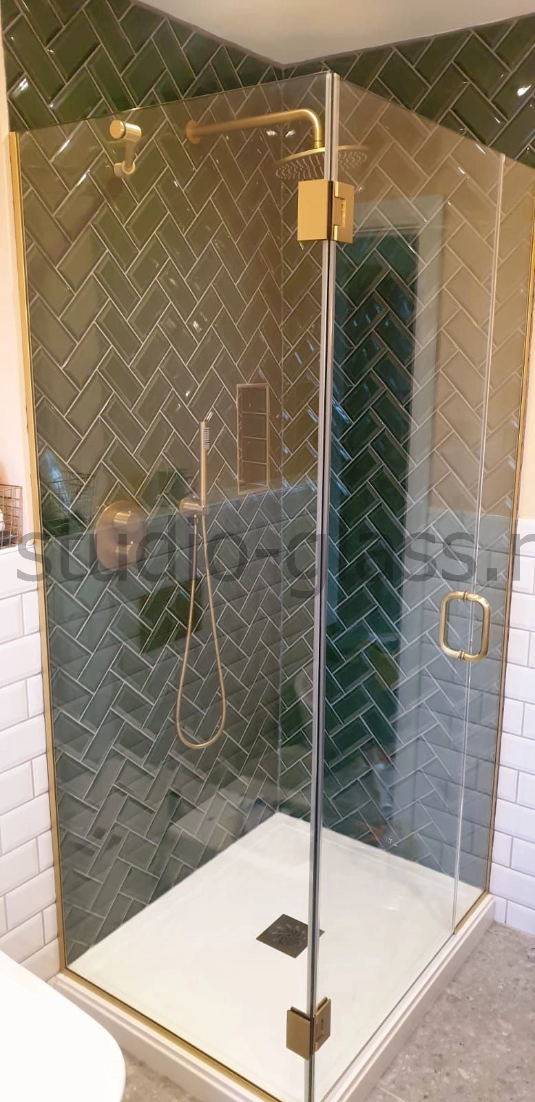 угловая душевая кабина в Геленджик